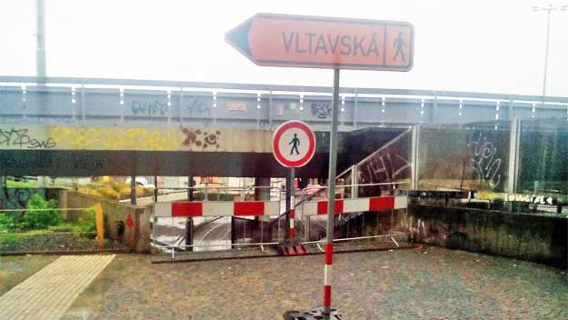 Most v havarijním stavu u stanice Vltavská se zbourá